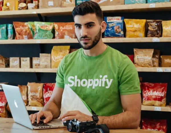 Shopify IA: Nuevo Constructor de Tiendas y Asistente Sidekick Revolucionan la Experiencia de Compra